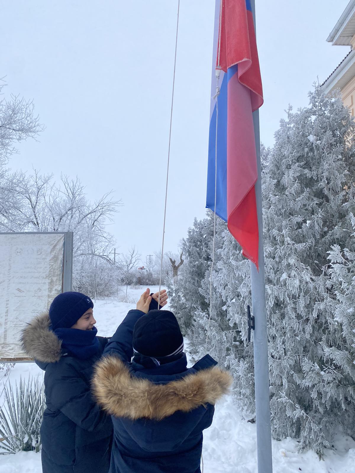 Поднятие флага в школе.